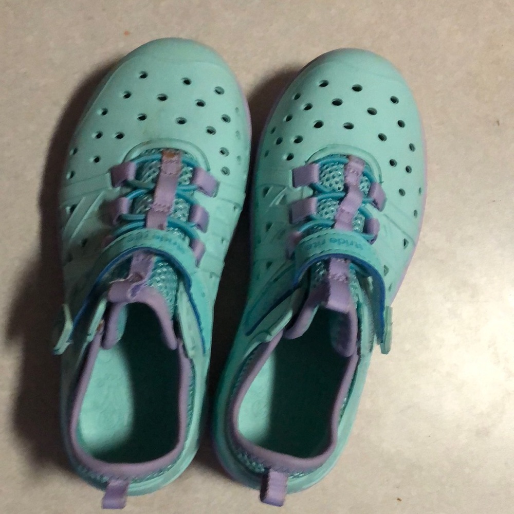 Multiple color girl vented sneakers. Stride rites